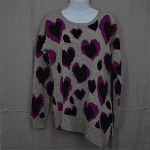Neiman Marcus Sweaters - Neiman Marcus cashmere sweater with hearts